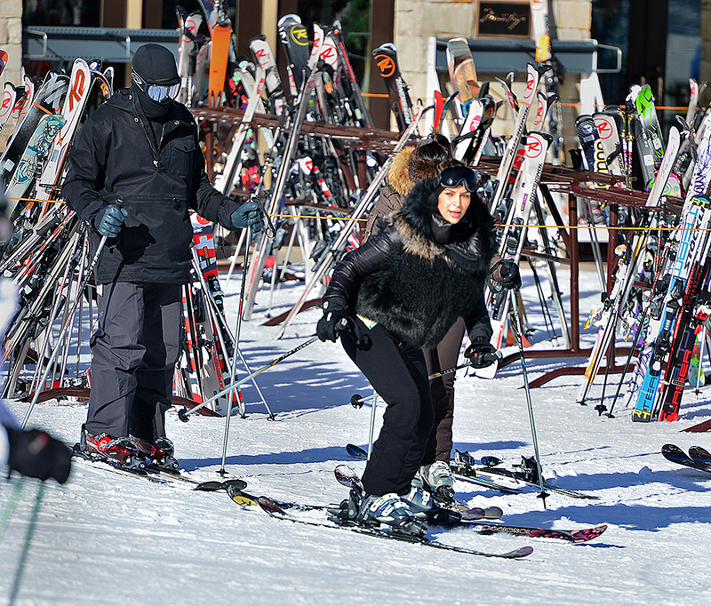 Illustration for article titled Kanye Goes Skiing With Kim and Enjoys the View